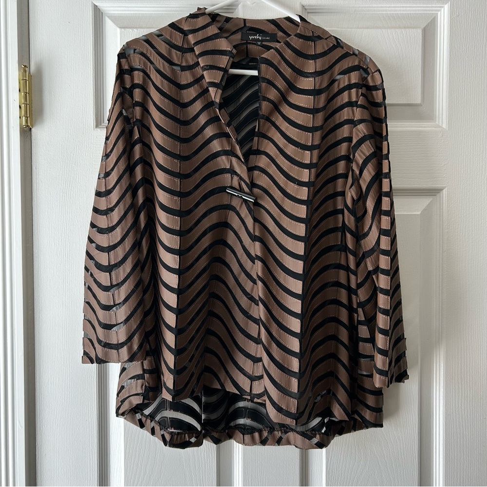Chic Wave Pattern Blouse in Brown and Black